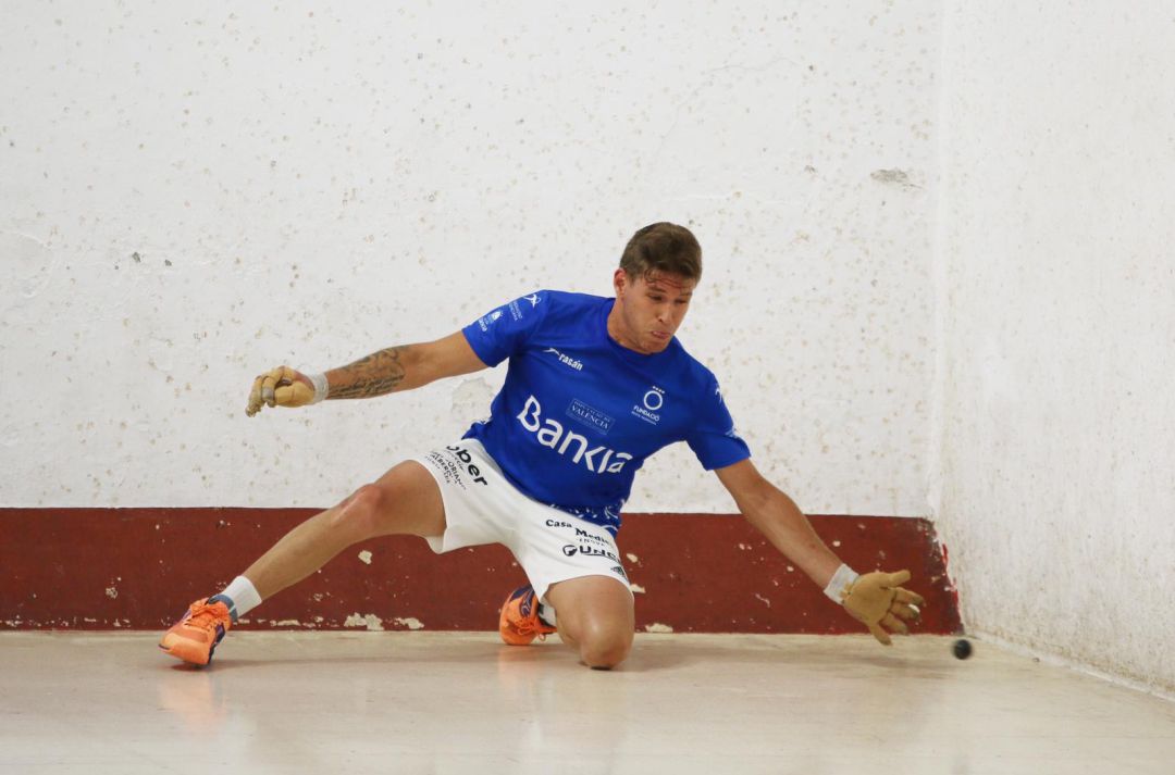 El “raspall” da el primer golpe