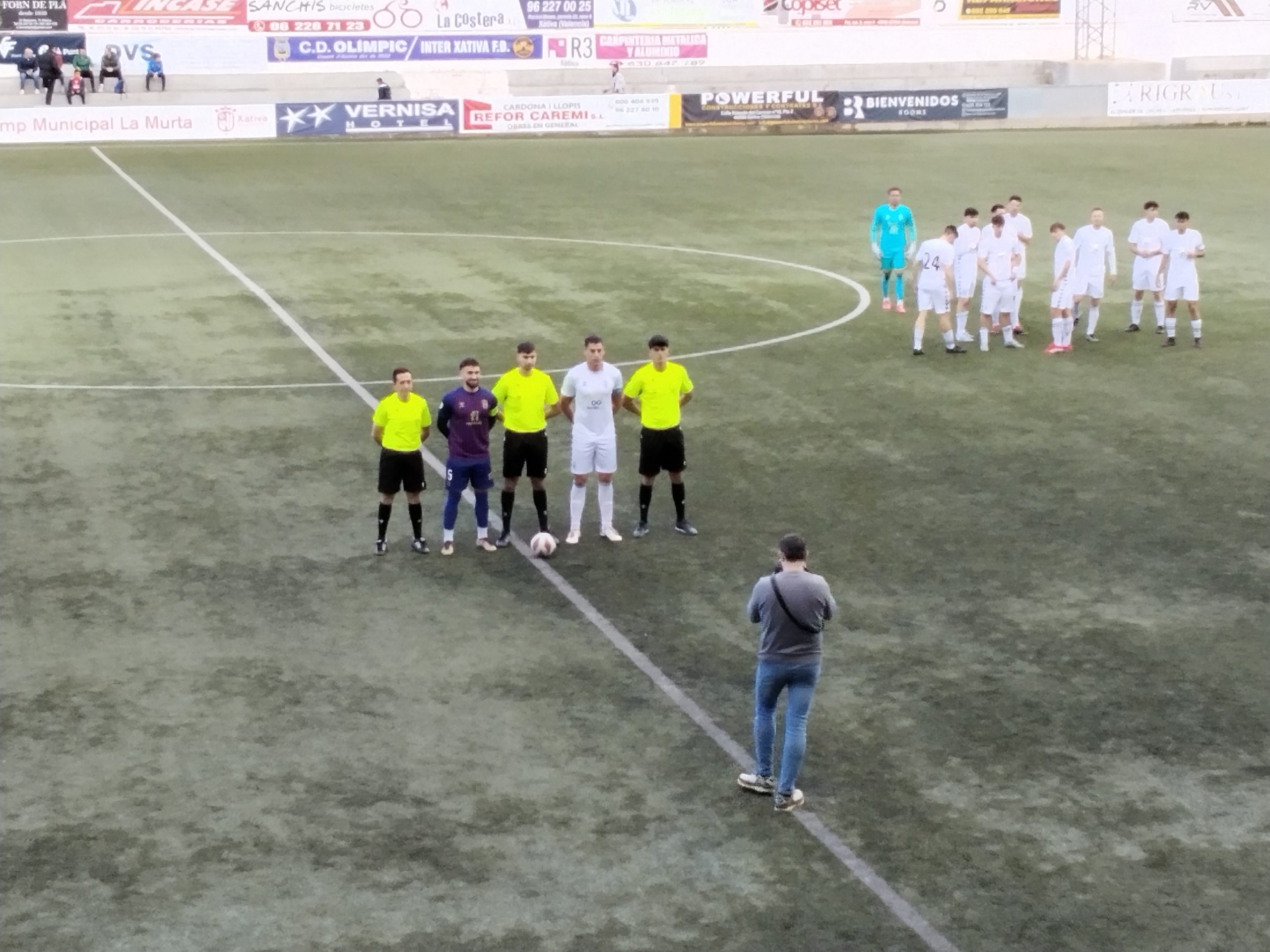 Alegría en el Olímpic por la victoria, tristeza por el fallecimiento de “Chato” Aragón