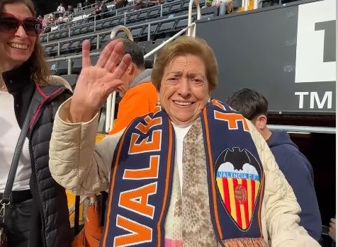 Una entrevista inolvidable con Encarnita Llácer: primera visita a Mestalla para celebrar su 90 cumpleaños