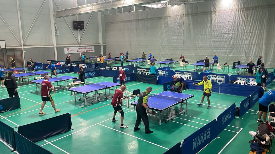 Los veteranos del tenis de mesa de Xàtiva quieren que los trofeos se queden en casa