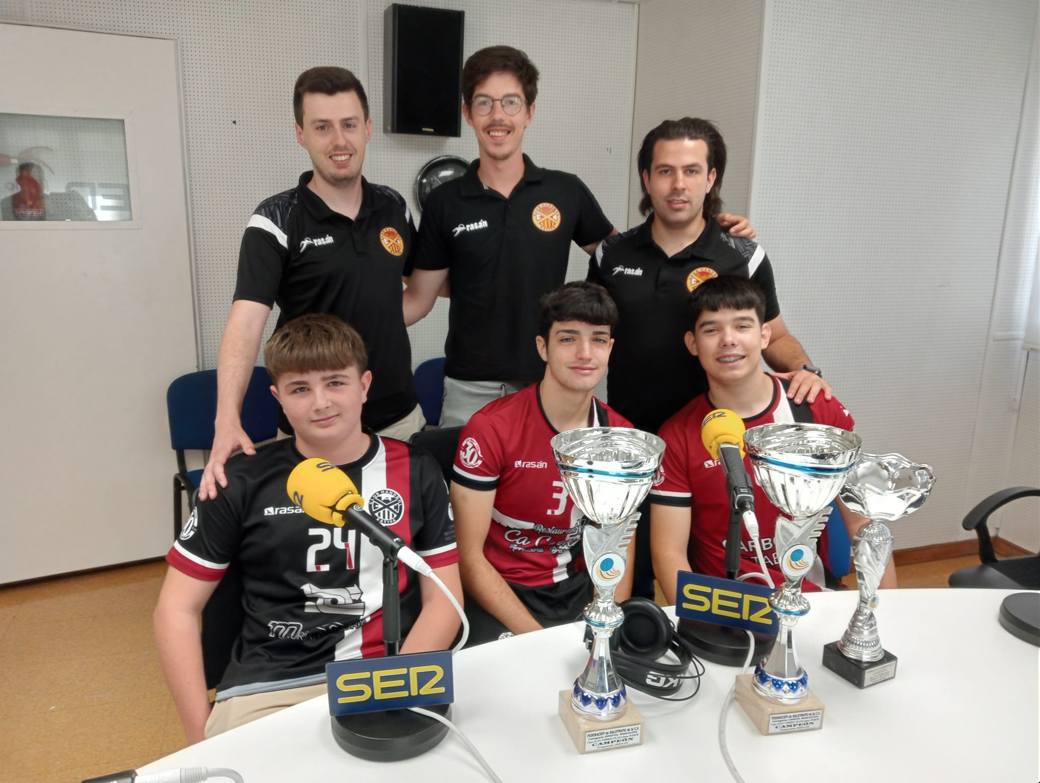 Especial triplete: Ràdio Xàtiva reúne a los trofeos, jugadores y entrenadores del CH Xàtiva