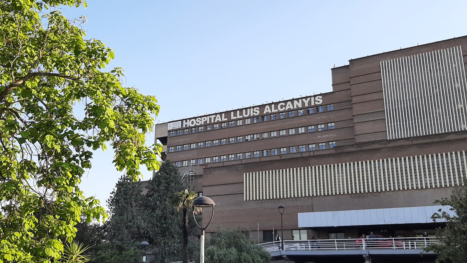 Tres ciclistas del Extremadura Pebetero acaban en el hospital de Xàtiva tras una aparatosa montonera en Castelló