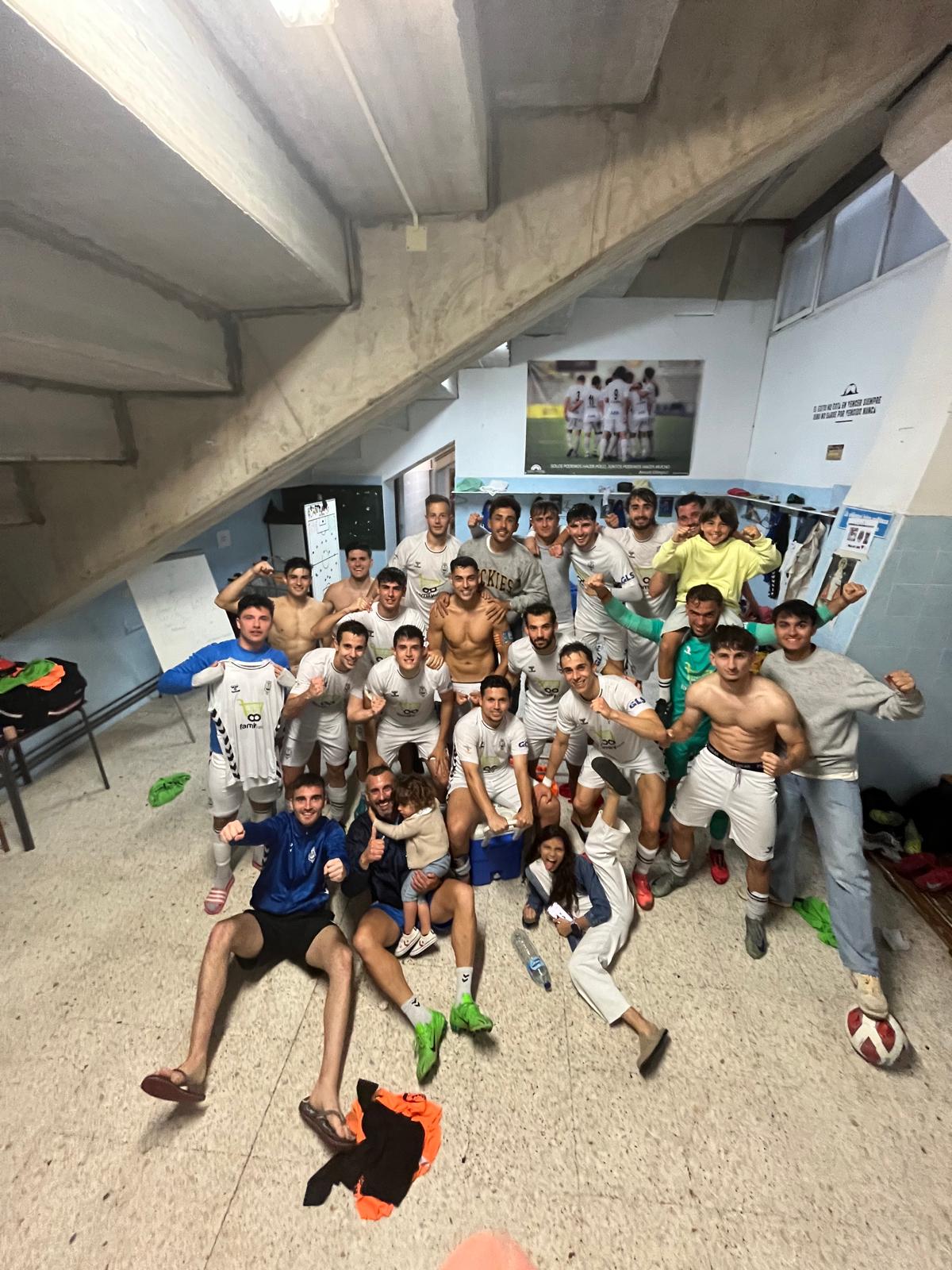 El Olímpic silencia a la marea roja y negra con un 3-0 demoledor