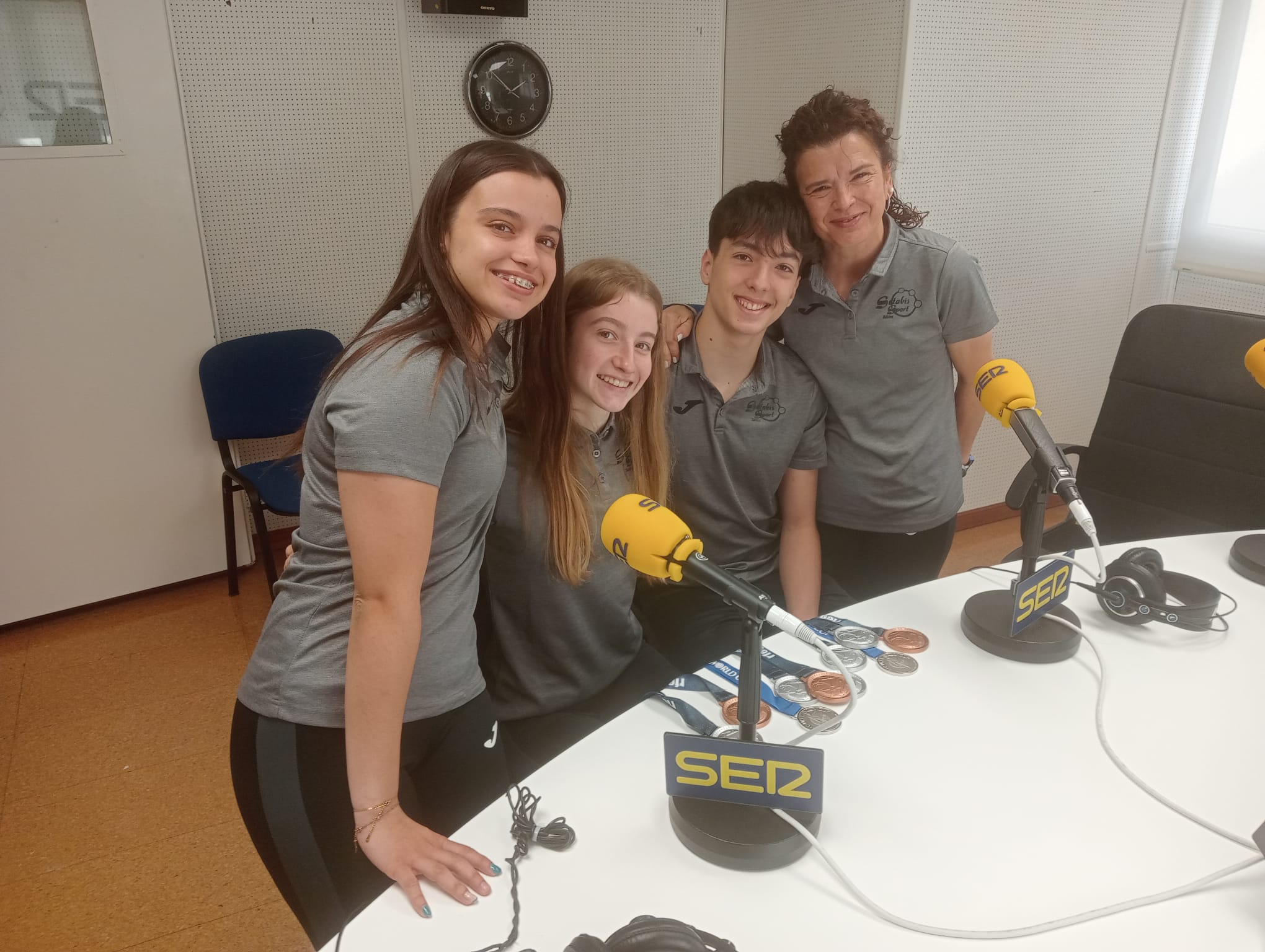 El aeróbic llena de medallas el estudio de Ràdio Xàtiva SER